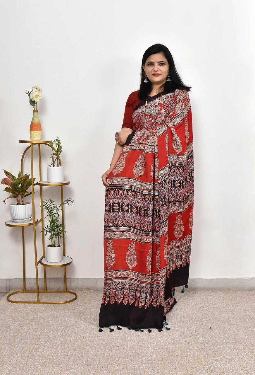 Cream Munga Silk Jamdani Floral Saree - Varahi Elegance